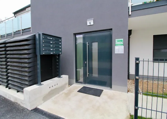 Modern Balcony Apartment With Free Parking