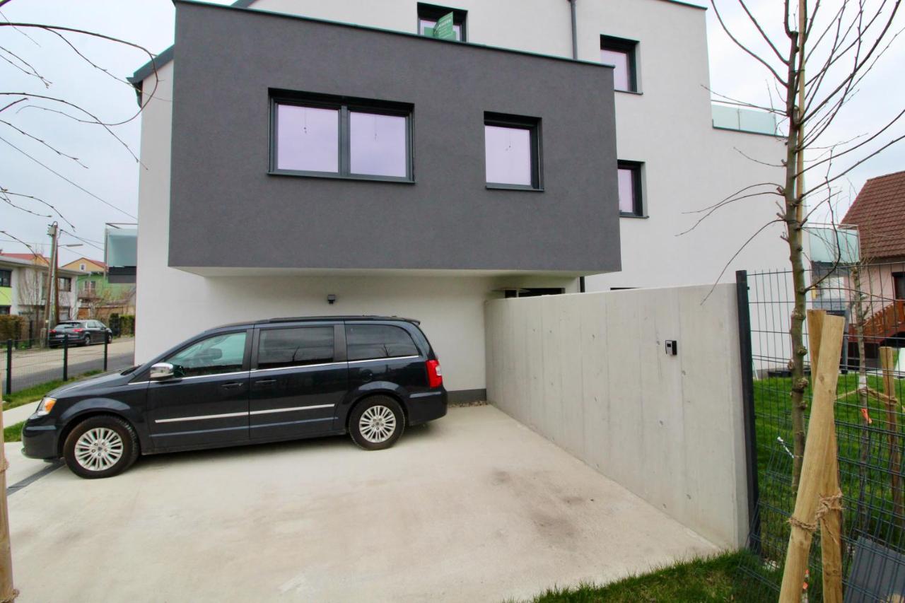 Apartament Modern Balcony With Free Parking